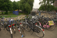 804145 Afbeelding van geparkeerde fietsen op het Smakkelaarsveld te Utrecht.